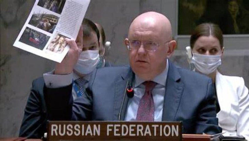 Le représentant russe aux Nations-Unies montrant des preuves de l'existence de laboratoires clandestins