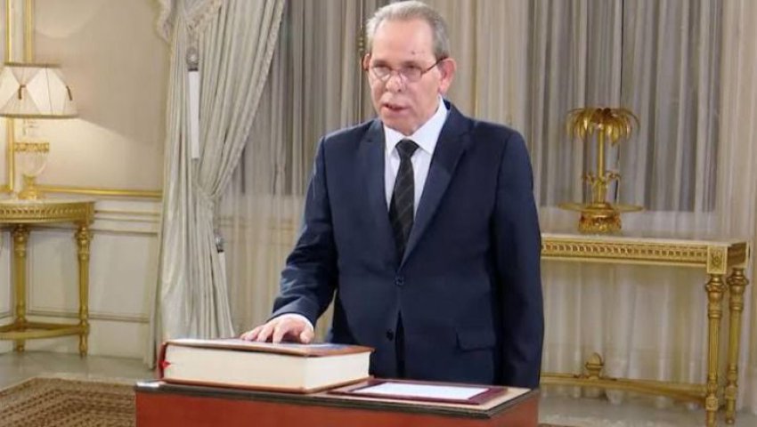 Le nouveau Premier ministre prêtant serment
