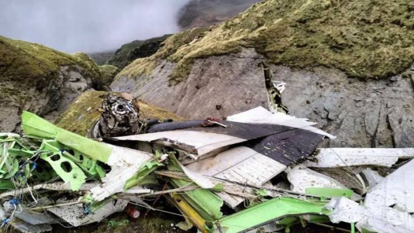La carcasse de l'avion éparpillée sur le site du crash