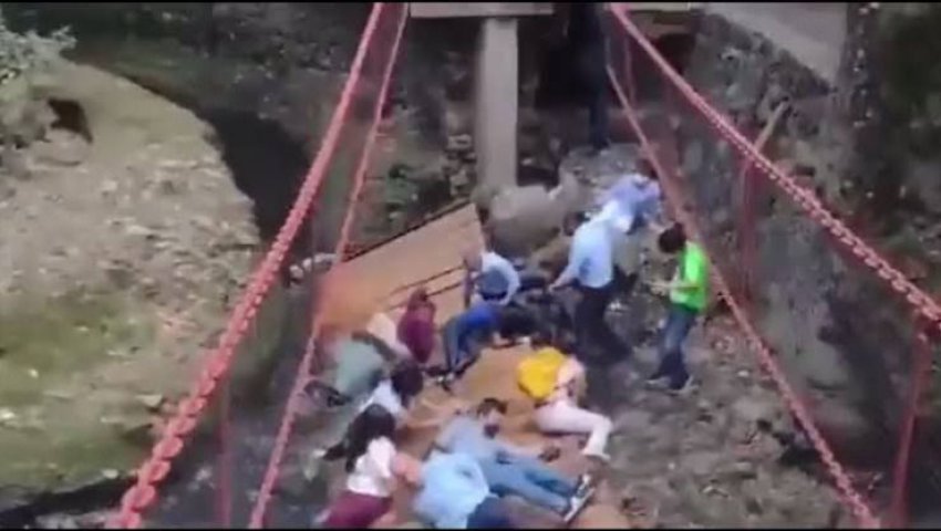 Prise d'une vidéo, cette image montré le moment de l'effondrement