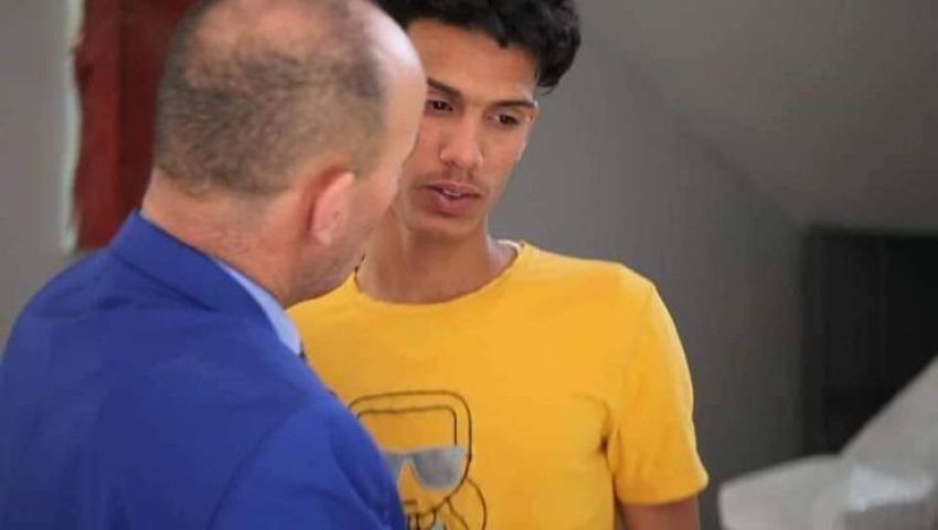 L'élève réconforté par le responsable de l'éducation nationale de la wilaya de Béchar