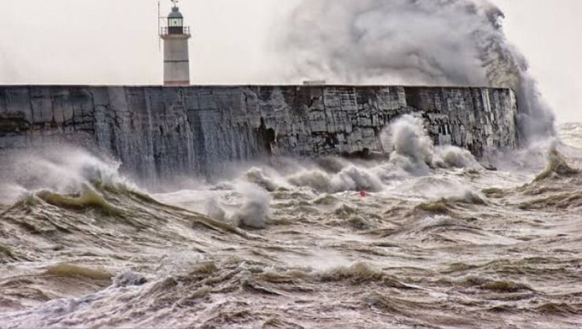 Une mer démontée à l'est