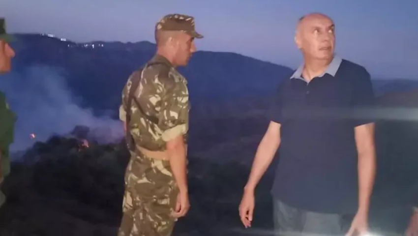 Le wali de Tipaza Aboubakr Seddik Boucetta dans les lieux de l'incendie